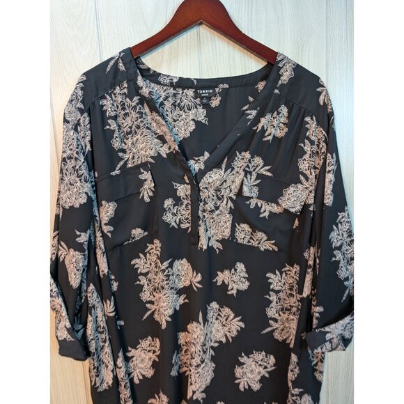 Torrid Harper Floral Shirt V Neck Rolled Sleeves Size 4X Black Polyester - Picture 2 of 7